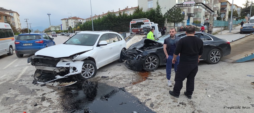 İnegöl’de Kavşakta Kaza: 2 Sürücü Yaralandı