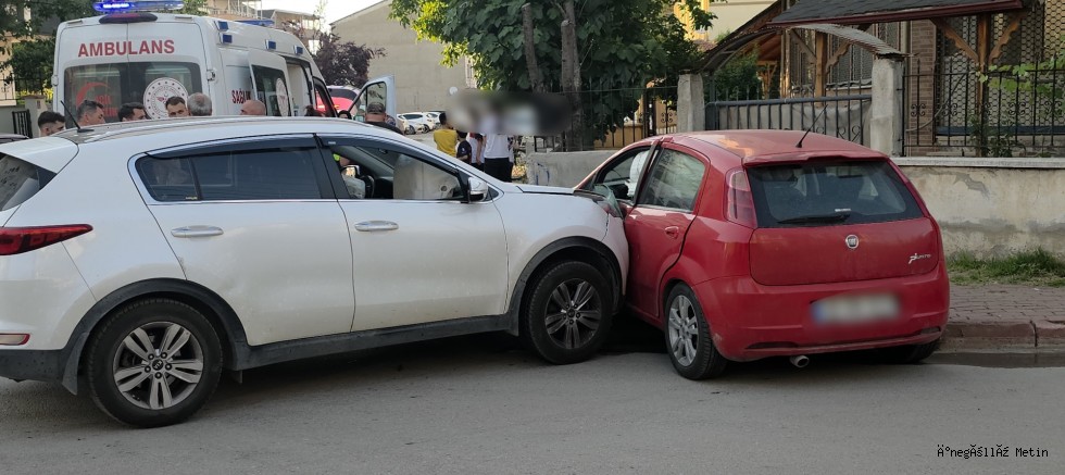 İnegöl’de Kavşakta Kaza: 2 Yaralı