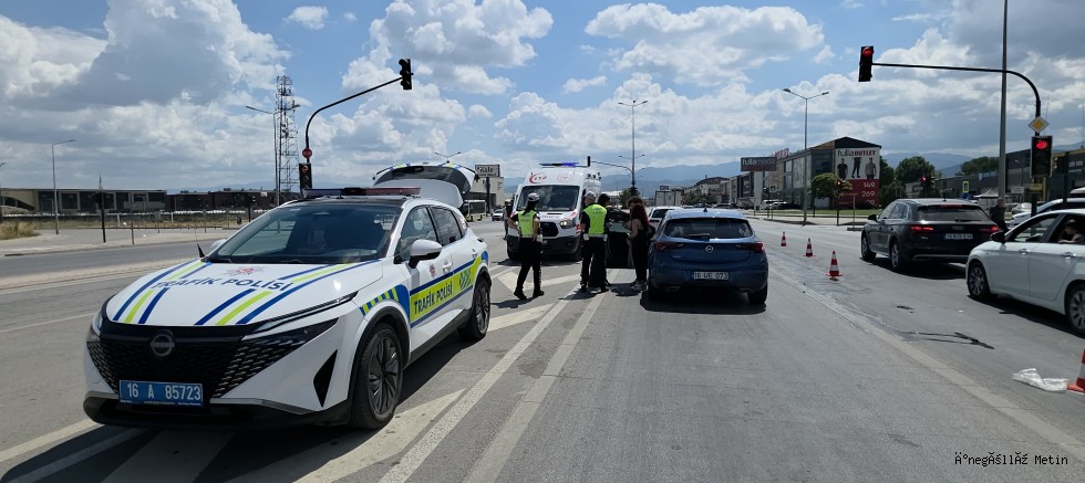 İnegöl’de Kavşakta Kaza: 2 Yaralı