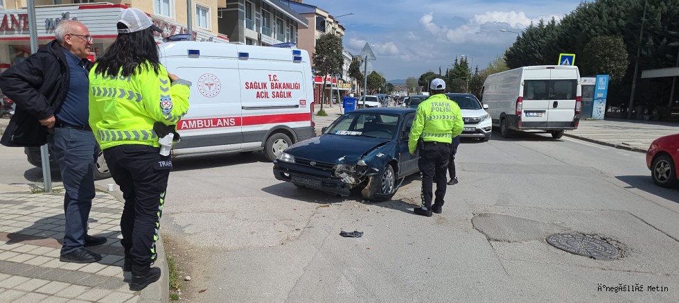 İNEGÖL’DE KAVŞAKTA KAZA: OTOMOBİL KALDIRIMA ÇARPTI