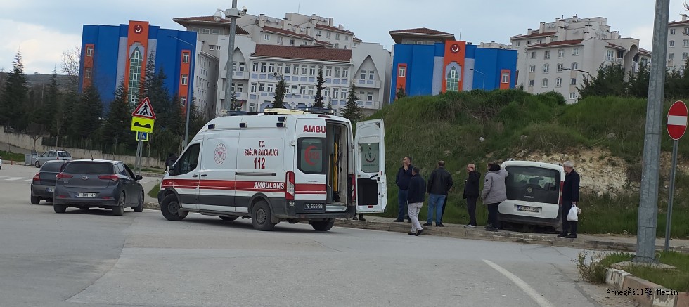 İNEGÖL’DE KONTROLDEN ÇIKAN ARAÇ KALDIRIMA ÇIKTI: 2 YARALI