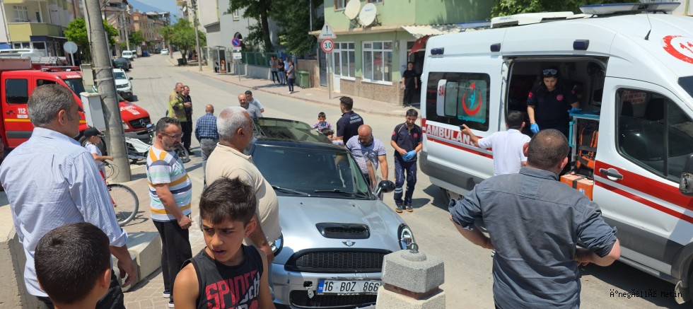 İnegöl’de Korkutan Kaza: Direksiyon Başında Fenalaşan Sürücü Tabelaya Çarptı