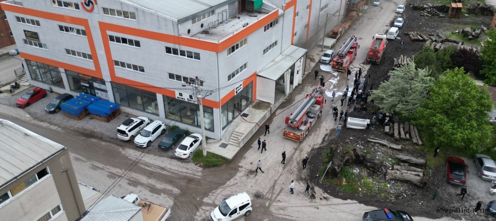 İnegöl’de mobilya imalathanesinde çıkan yangın korkuttu