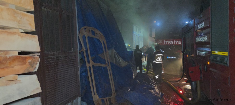 İnegöl’de Mobilya İmalathanesinde Yangın Paniği