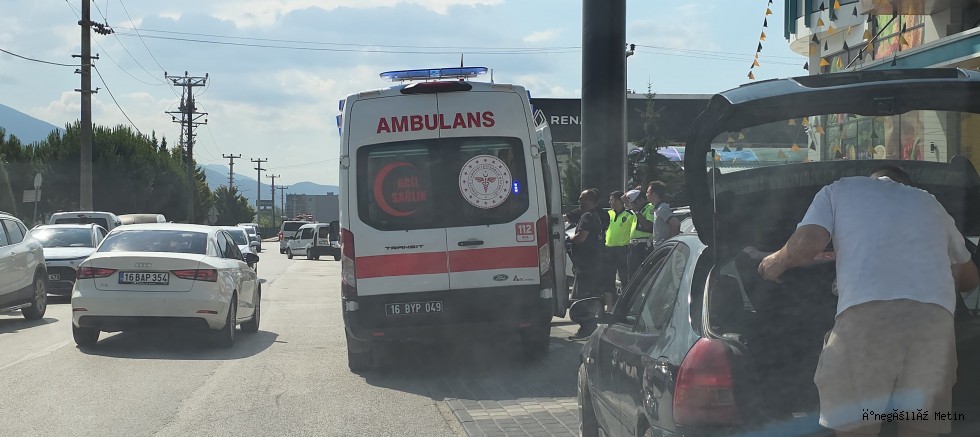 İnegöl’de motosiklet devrildi: 2 kişi yaralandı