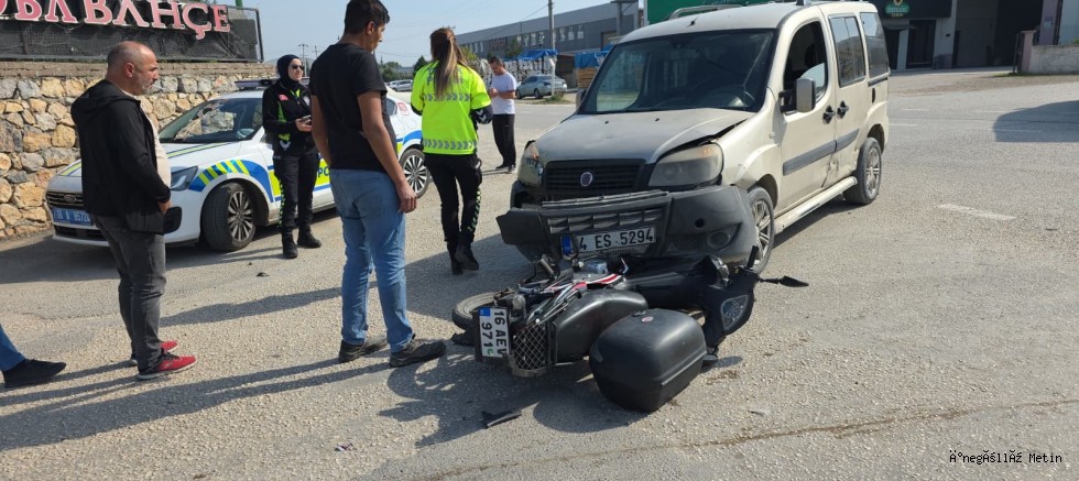 İnegöl’de Motosiklet ile Hafif Ticari Araç Çarpıştı: 1 Yaralı