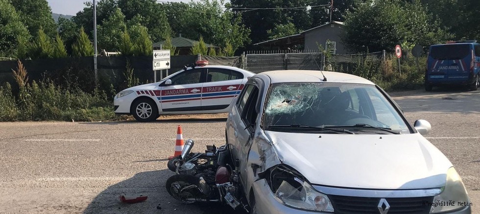 İnegöl’de Motosiklet Otomobile Çarptı: 2 Genç Yaralı