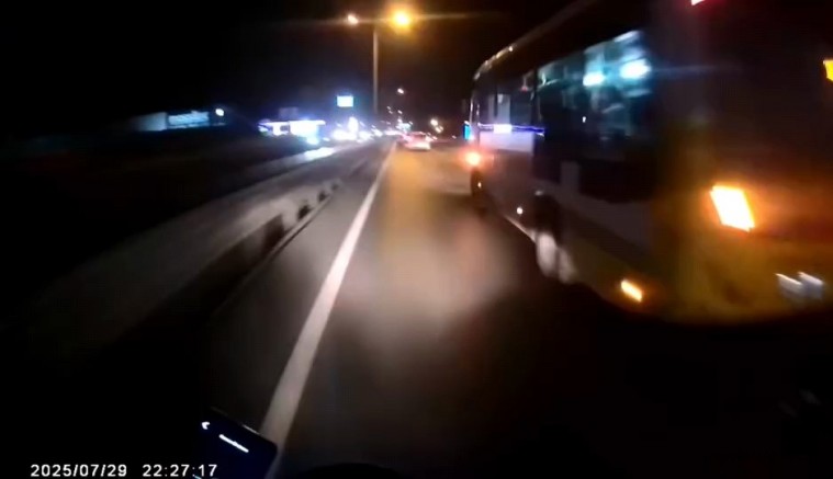 İnegöl’de otobüs şoförü ile motosiklet sürücüsü arasında yol verme tartışması
