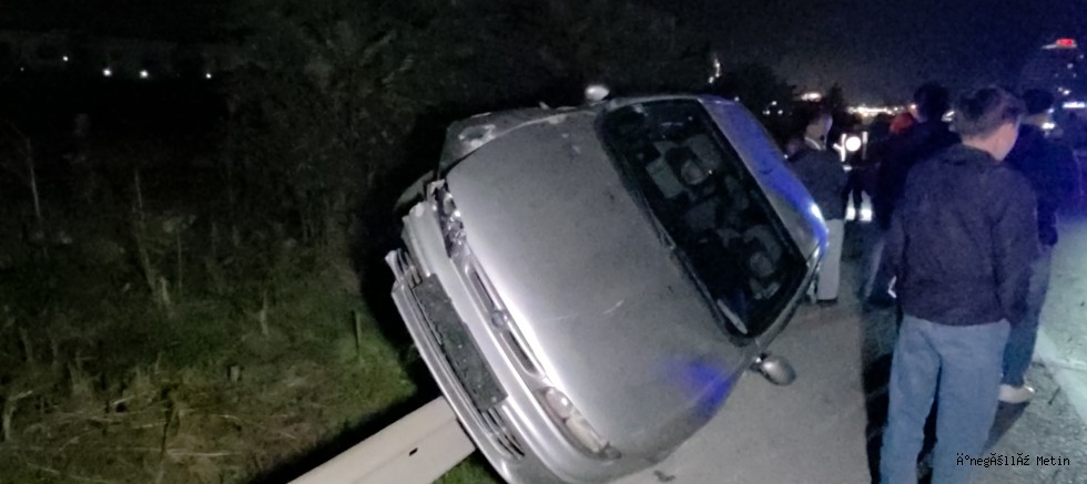İNEGÖL’DE OTOMOBİL BARİYERLERE GİRDİ: 3 KİŞİ KAZAYI YARA ALMADAN ATLATTI