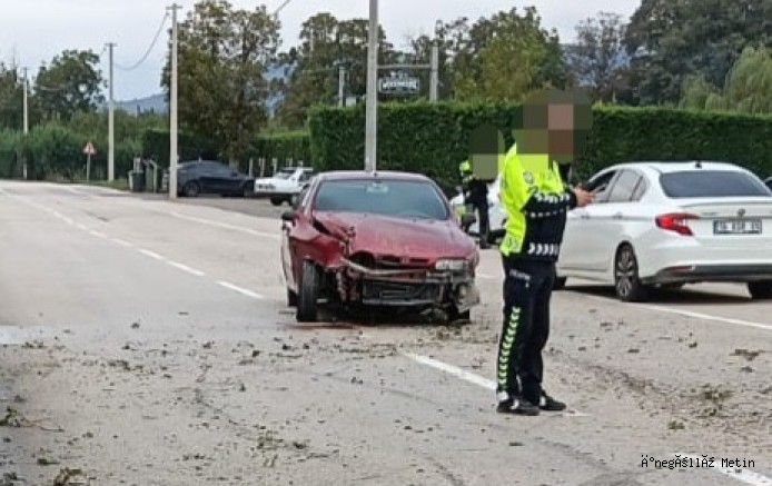 İNEGÖL’DE OTOMOBİL DİREĞE ÇARPTI: 2 YARALI