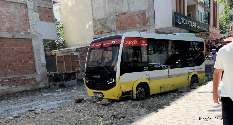 İnegöl’de Özel Halk Minibüsü İş Yerine Çarpıp Arsaya Uçtu