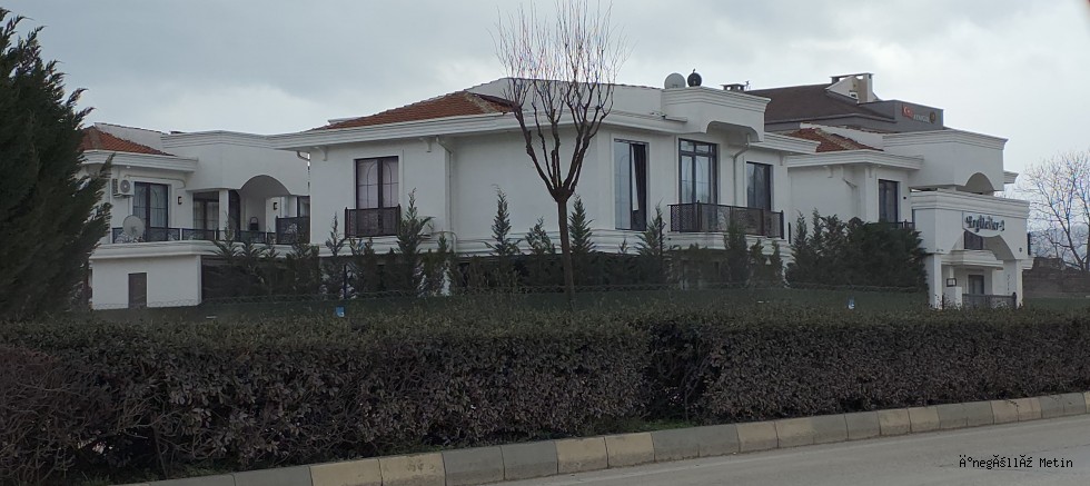 İnegöl’de Pencere Silen Kadın 3 Metreden Düştü: Ağır Yaralı