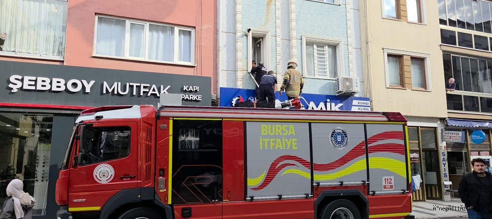 İNEGÖL’DE PENCEREDEKİ ÇOCUK PANİĞİ! İTFAİYE KURTARDI
