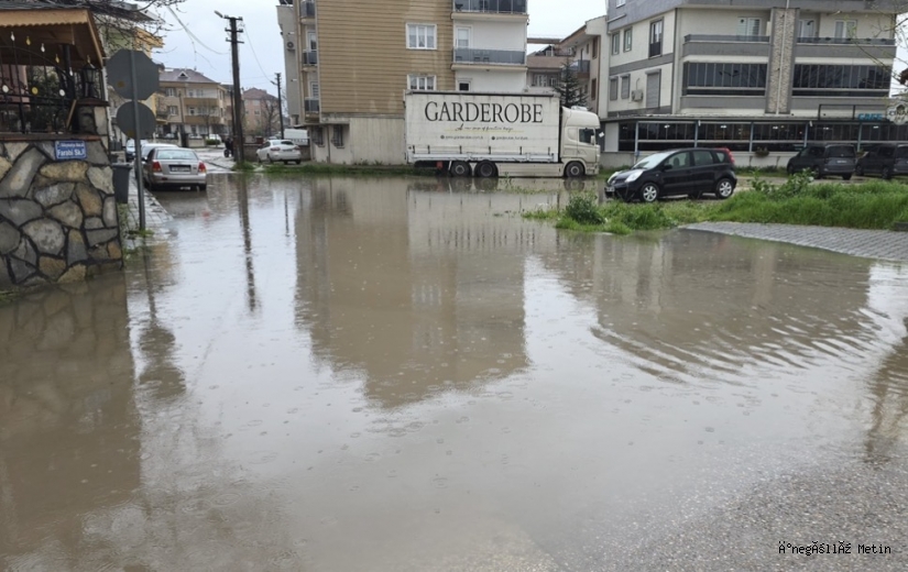 İNEGÖL’DE SAĞANAK YAĞIŞ CADDEYİ GÖLE ÇEVİRDİ