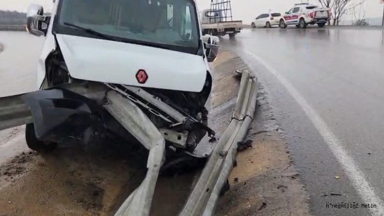 İnegöl’de Servis Minibüsü Bariyerlere Saplandı