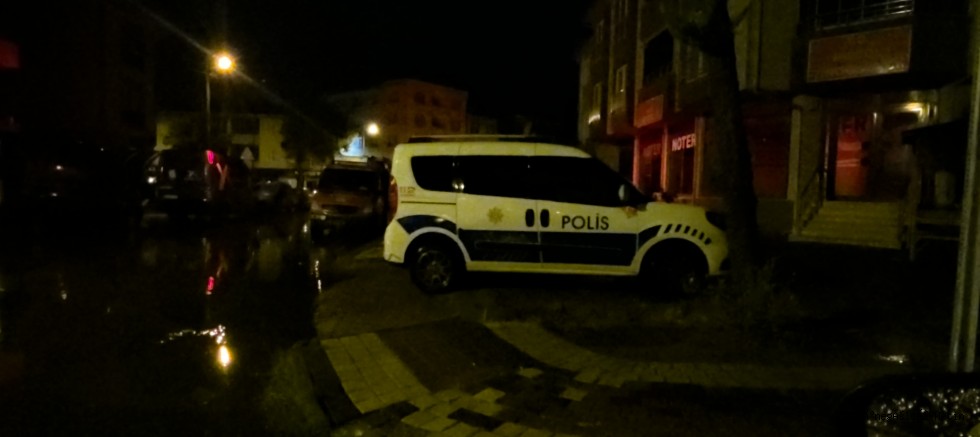İNEGÖL’DE ŞİDDETLİ YAĞIŞ İŞ YERİNİ SU BASTI