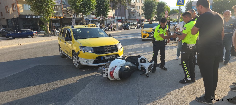 İnegöl’de Ticari Taksi ile Motosiklet Çarpıştı: 1 Yaralı