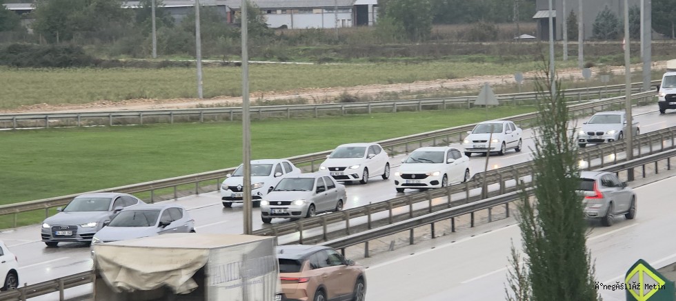İNEGÖL’DE YAĞIŞ KAZAYI BERABERİNDE GETİRDİ: 3 ARAÇ ÇARPIŞTI
