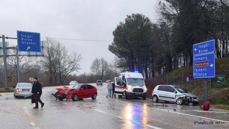 İnegöl-Domaniç Yolunda Korkutan Çarpışma: 3 Yaralı
