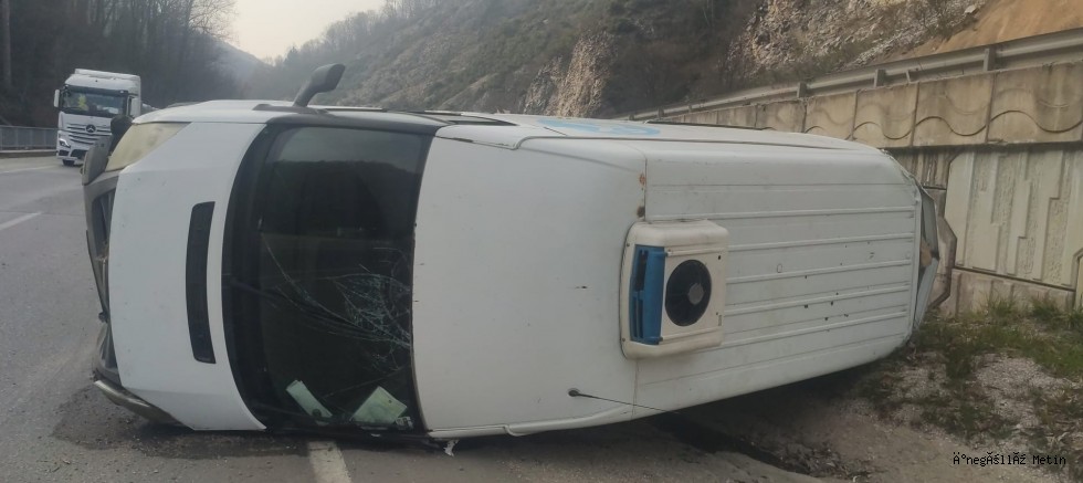 İnegöl Mezitler’de Minibüs Devrildi: 1 Yaralı