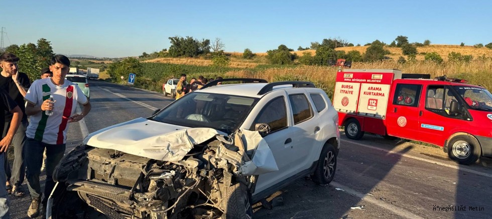 İnegöl–Yenişehir İki Araç Kafa Kafaya Çarpıştı: 3 Yaralı