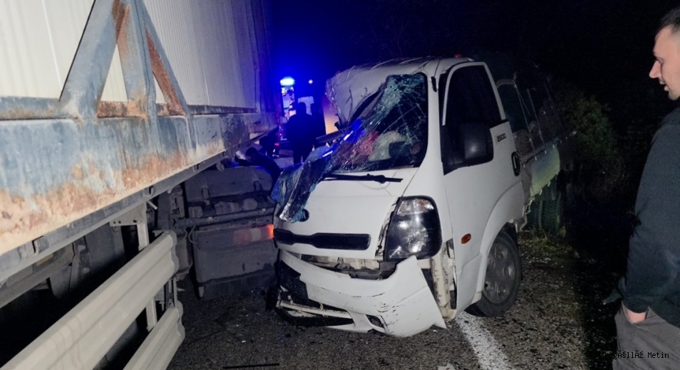 İNEGÖL-YENİŞEHİR YOLUNDA FECİ KAZA! TIR İLE DOMATES YÜKLÜ KAMYONET ÇARPIŞTI: 2 AĞIR YARALI