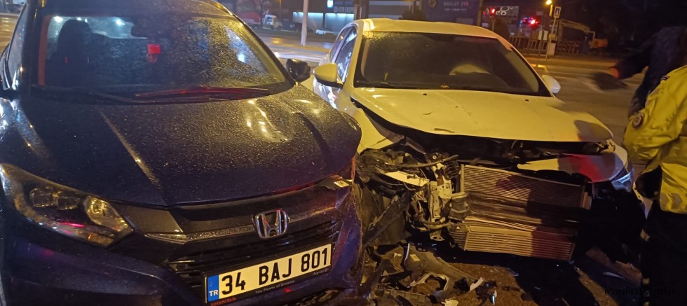 İnegöl–Yenişehir Yolunda İki Araç Çarpıştı: 1 Yaralı