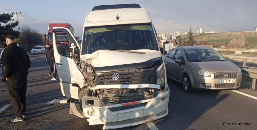 İNEGÖLSPOR TARAFTARLARINI TAŞIYAN ARAÇ KAZA YAPTI: 5 YARALI