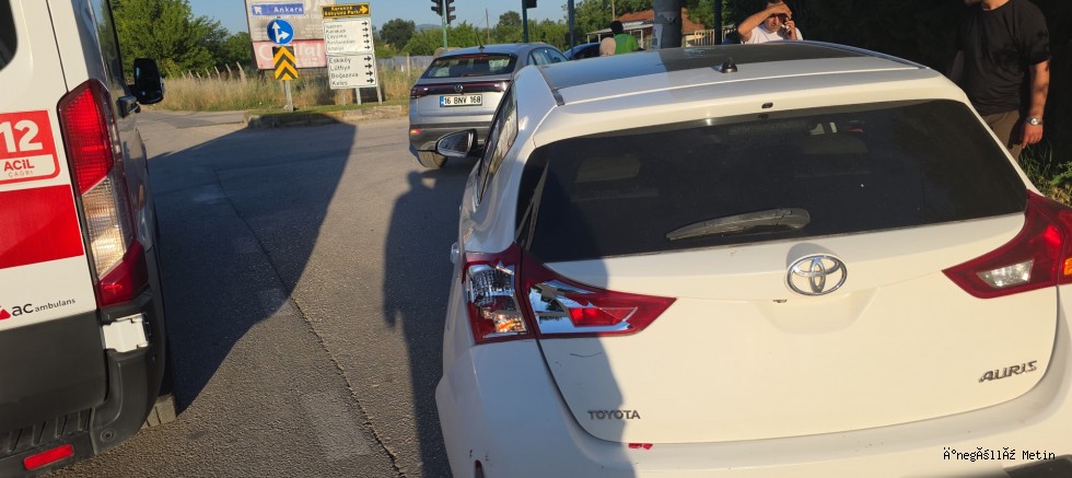 Işıklarda Kaza: Motosiklet Otomobile Çarptı