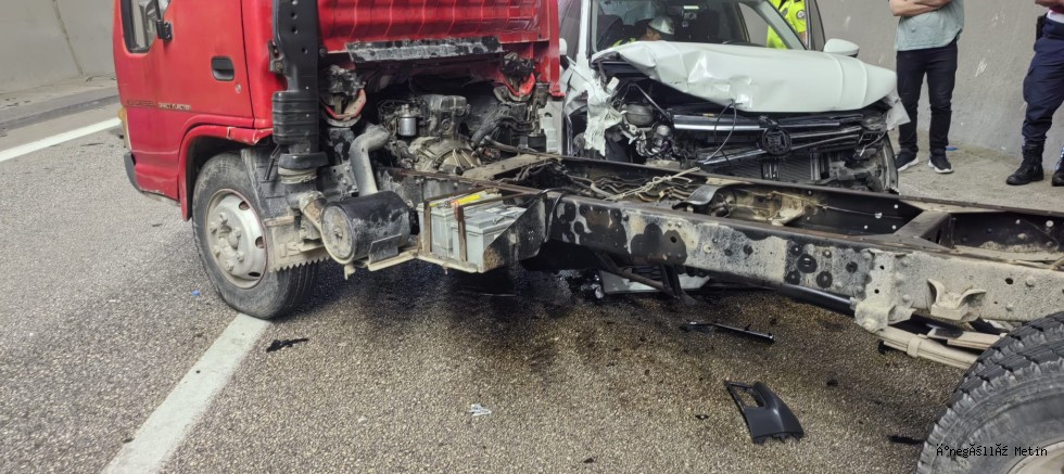 Kınık Tüneli’nde Trafik Kazası: Cip Kamyonete Çarptı