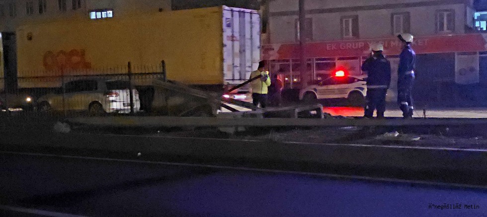 Kontrolden çıkan otomobil refüje çıktı: 2 yaralı 