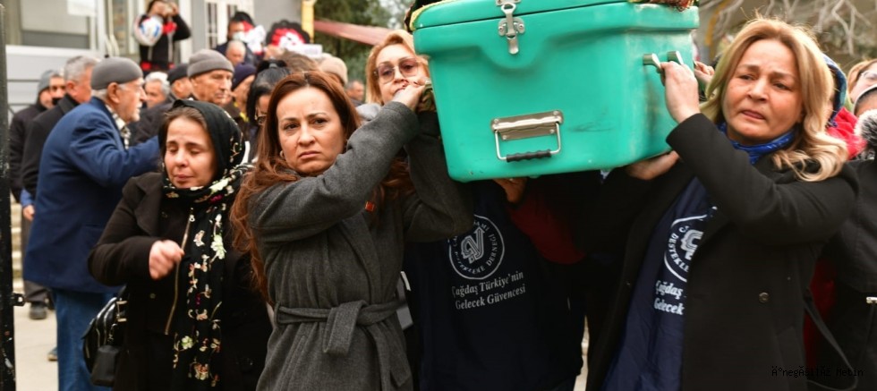 Manisa’da Eşi tarafından öldürülen kadının tabutunu kadınlar taşıdı