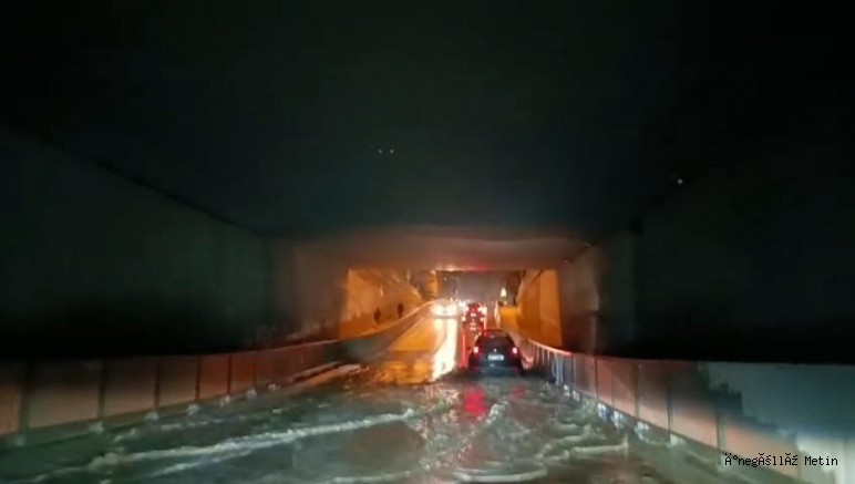 Mesudiye’de alt geçidi su bastı: Araçlar ilerlemekte zorlandı