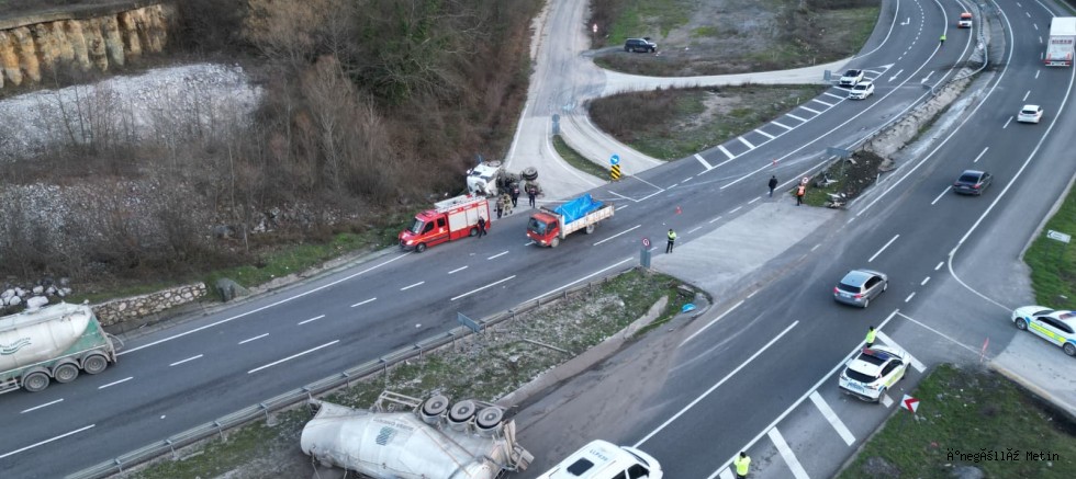 Mezitler’de Tır Faciası: Sürücü Kabinde Sıkıştı