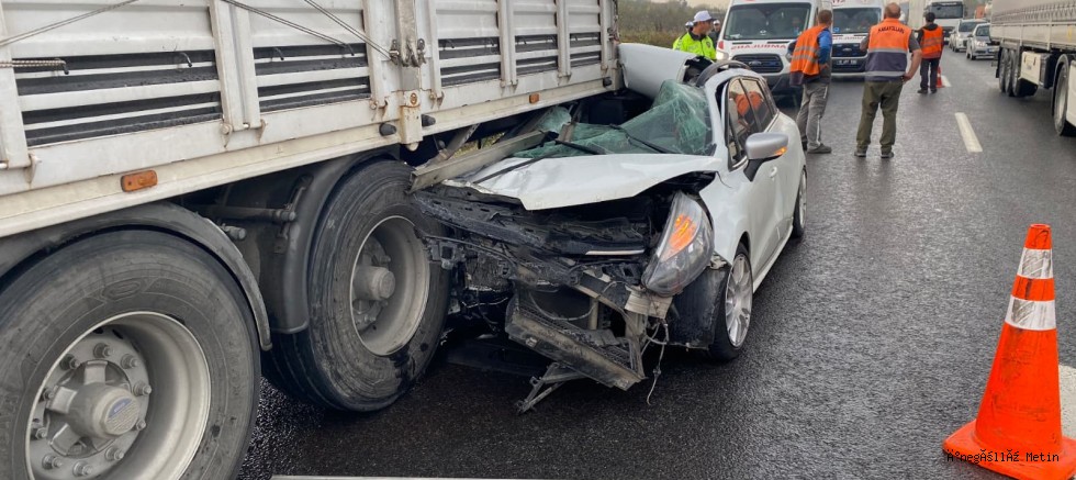 Otomobil tırın altına girdi: 4 yaralı