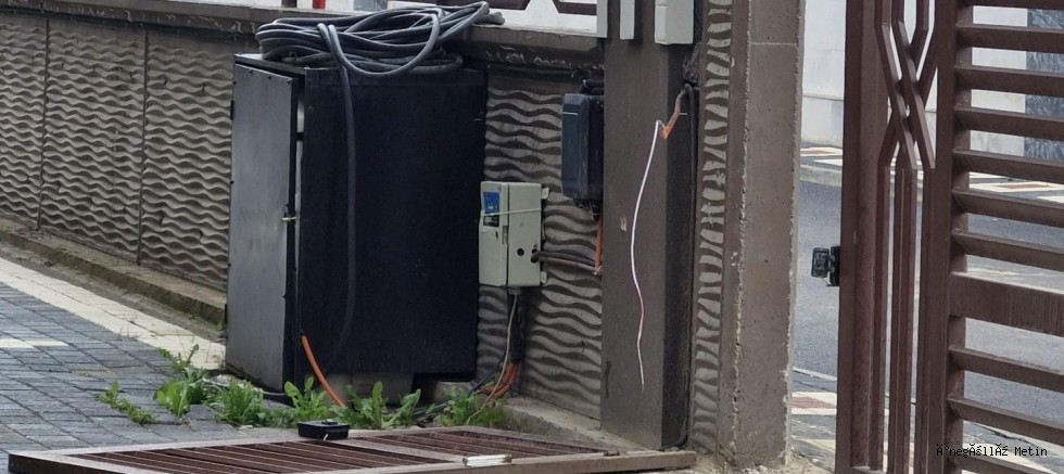 Rüzgar Demir Kapıyı Yerinden Söktü