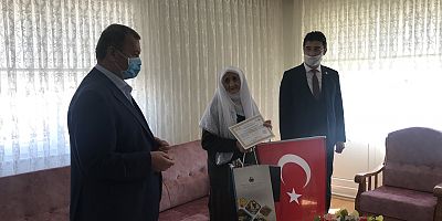 100 yaş üzeri vatandaşları ziyaret edip hediye verdi