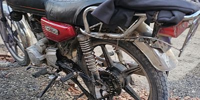 11 yaşındaki çocuğun ayağı zincire sıkıştı, motosiklet devrildi: 2 yaralı