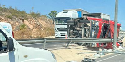 2. OSB Yolunda Tır Devrildi: Faciadan Dönüldü, 2 Kişi Yaralandı