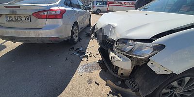 2 otomobil çarpıştı, 2 kişi yaralandı