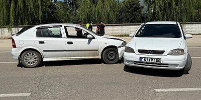 2 otomobil çarpıştı : 2 yaralı