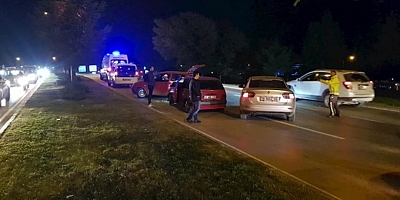  3 ARACIN KARIŞMIŞ OLDUĞU KAZADA 2 KİŞİ YARALANDI