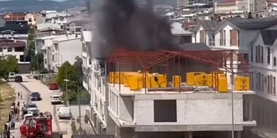 3 katlı binanın çatı katı alevlere teslim oldu