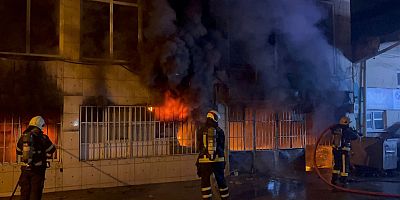 3 katlı tekstil atölyesi alevlere teslim oldu