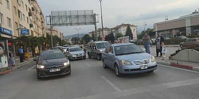 4 ARACIN KARIŞTIĞI KAZA SONUCUNDA TRAFİK DURDU