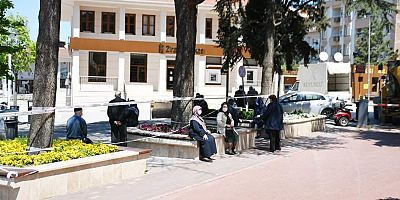 65 YAŞ ÜSTÜ VATANDAŞLAR SOKAKLARA AKIN ETTİ