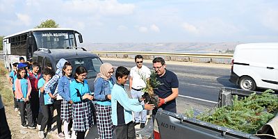 ABDÜLHAMİT HAN ANISINA 177 FİDAN TOPRAKLA BULUŞTU