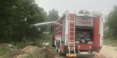 AĞAÇLIK ALANA SIÇRAMADAN YANGIN SÖNDÜRÜLDÜ