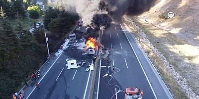 Akaryakıt yüklü tırın karpuz yüklü tıra çarpması sonucu yangın çıktı
