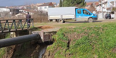 Akhisar’da Ana Su Hattı Patladı: Tonlarca Su Dereye Aktı